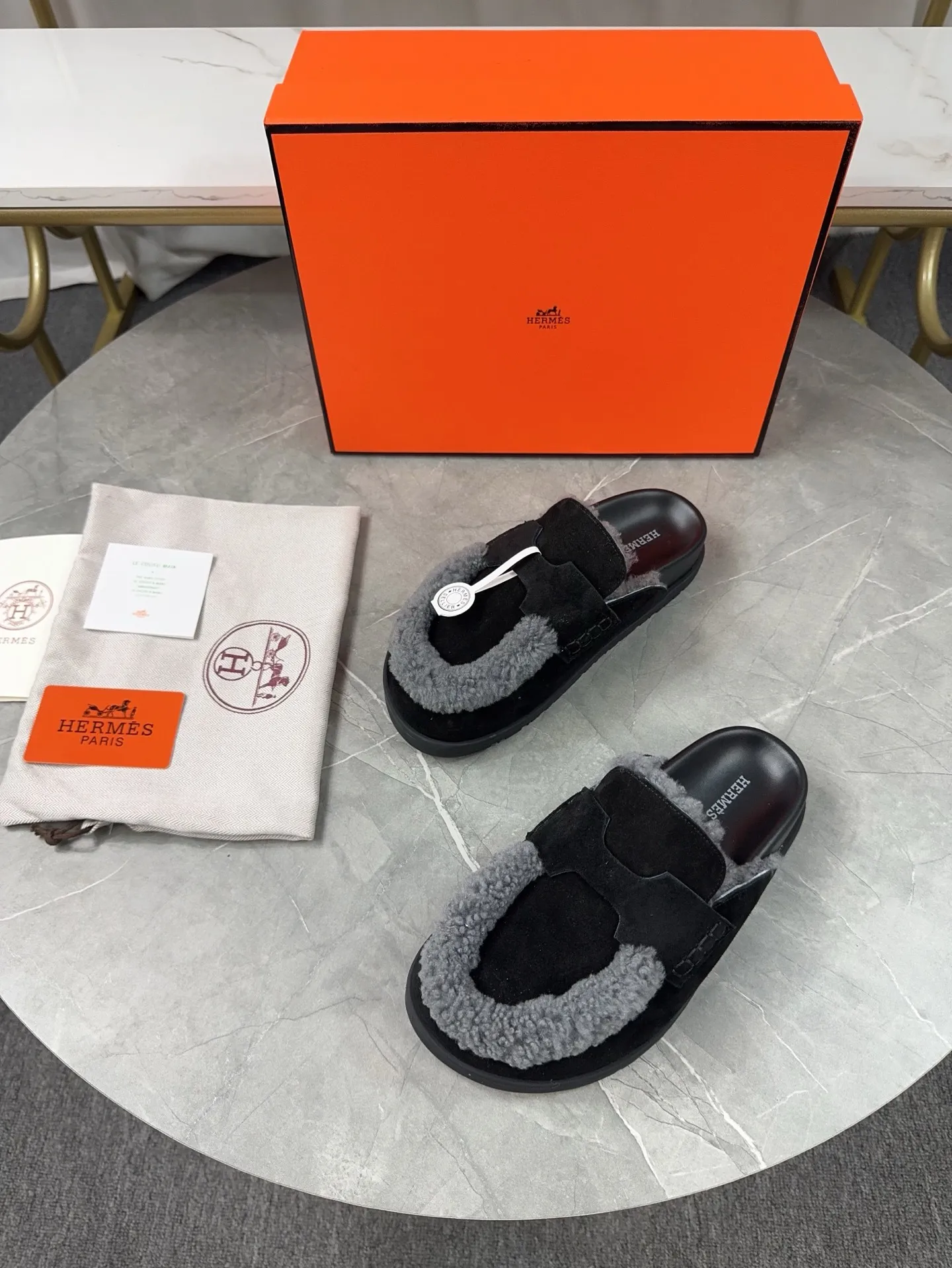 p460🐮🐮HERMES Birkenstock Mules🍬 Spring and summer really need versatile slippers. They have a casual and high-end feel, and the comfort is also great. The large toe design adds a playful feel, and the slip-on design is convenient and practical to wear. 🌷Upper: original high mercerized cow velvet 🌷Inner lining: wool 🌷Outsole: original TPU water platform + rubber film combination 🌷Number of sizes: women's size 35-40 (40-41 -42 is not returnable) men's size: 38-45 (45 is not returnable)